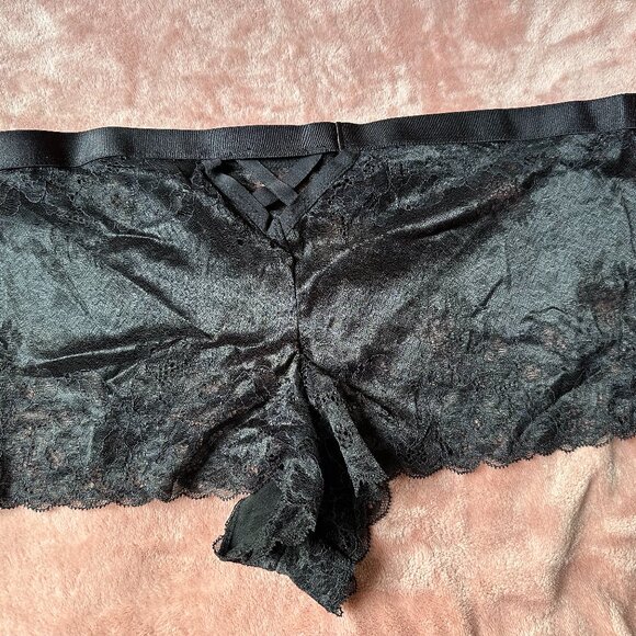 NWT Torrid Curve Size 1X Black Super Soft Lace Cheeky Mid-rise Panty w Lattice - Picture 1 of 6